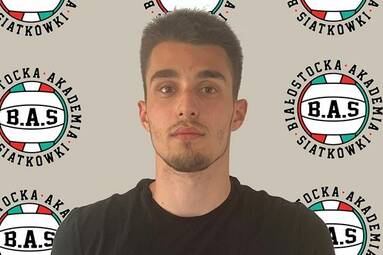 Kacper Wnuk atakujący BAS Białystok