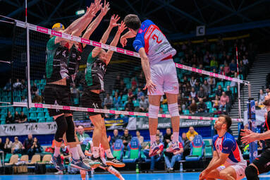 Piątek z TAURON 1. Ligą: Chemeko-System Gwardia Wrocław - AZS AGH Kraków 3:2