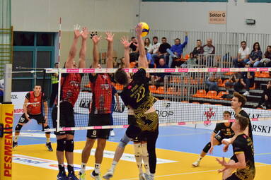 Sobota z TAURON 1. Ligą: KKS Mickiewicz Kluczbork - SMS PZPS Spała 3:2
