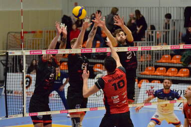 Sobota z TAURON 1. Ligą: KKS Mickiewicz Kluczbork - Gwardia Wrocław 3:0