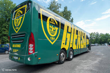 Autokar Gieksy w klubowych barwach