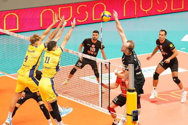 Zacięty mecz w Nysie, Stal wygrywa w tie-breaku z KKSem MICKIEWICZ Kluczbork [ZDJĘCIA]