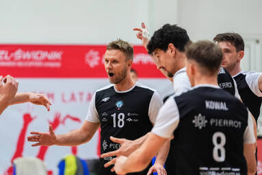 Wyrównany mecz i tie-break na przewagi w Śwdniku. PIERROT Czarni Radom zdobywają punkty [ZDJĘCIA]