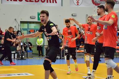 KKS MICKIEWICZ Kluczbork wygrywa w 5 setach z Będzinianami i utrzymuje trzecią pozycję w tabeli [ZDJĘCIA]