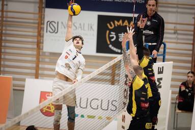 Po śniadaniu spadali, po kolacji są w play offach